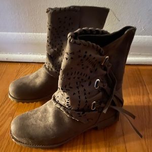 Ankle zip Boots. Beige